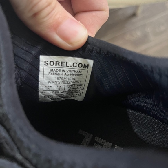 Size 8 sorel shoes - Picture 2 of 3